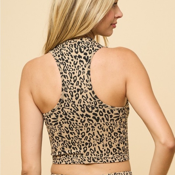 #133 Animal print zipper top - Picture 3 of 6